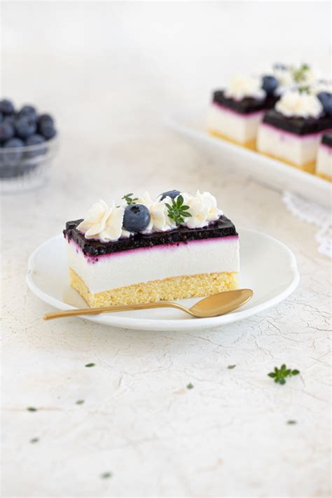 Tematska fotografija borovničeve torte z jogurtom in mascarponejem