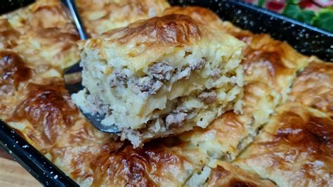 Tematska fotografija krompirjeve pite z mesom