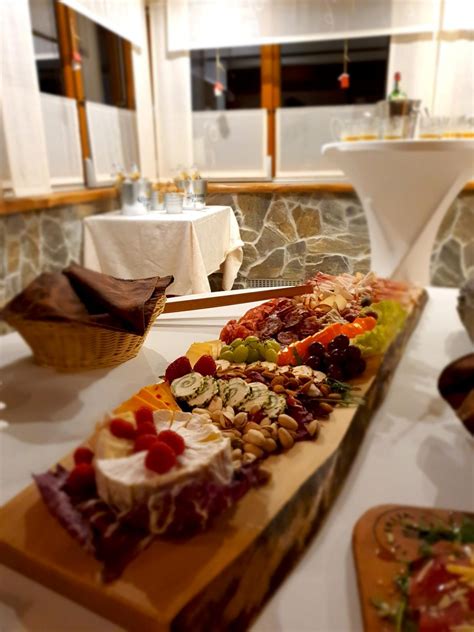 Tematska fotografija pizzerije z gosti in prijetnim ambientom
