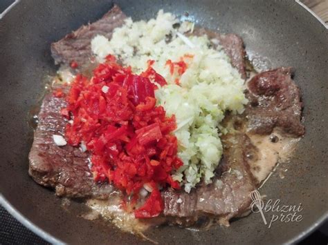 Ilustracija prleške tünke na krožniku s kruhom in čebulo