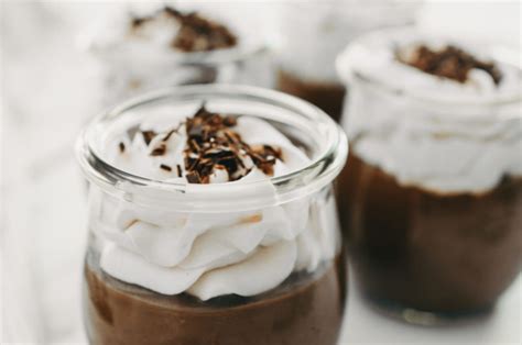 Prikaz različnih vrst veganskih pudingov: čokoladni z avokadom in ajdov puding z borovnicami