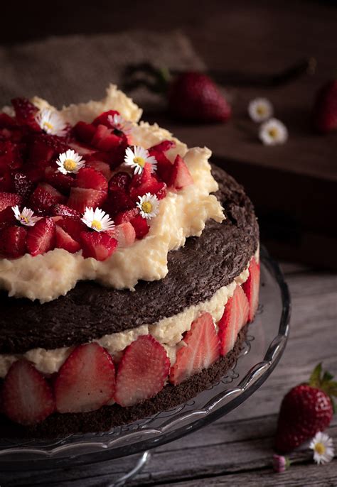 Charlotte torta z jagodami in piškoti ob robu