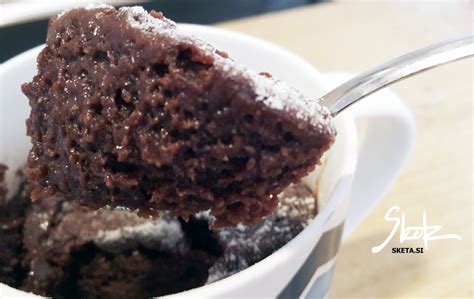 sladica v skodelici iz mikrovalovne pečice