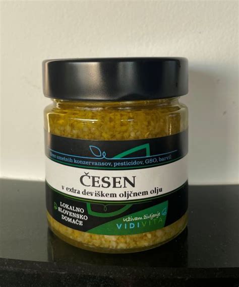 Česen in čebula se pražita na oljčnem olju
