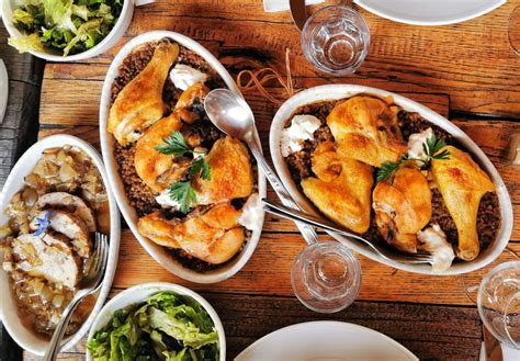 ilustracija ražnja z jagenjčkom ali odojkom, ki ponazarja obljubo gostilne