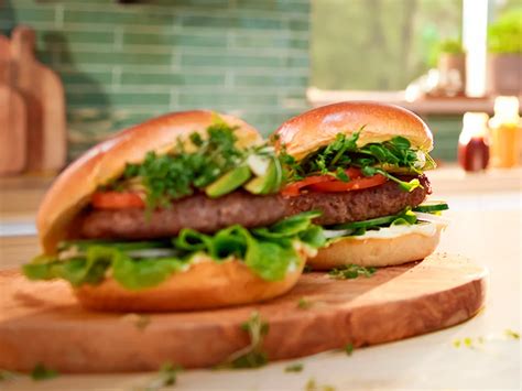 Fotografija: Različne vrste dodatkov za burger na leseni deski