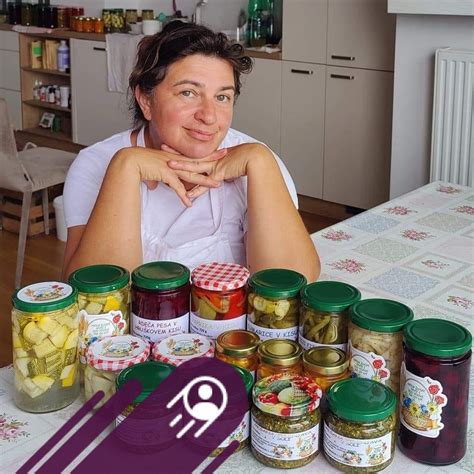 Simbolična ilustracija pare, ki se dviga iz sklede z juho, kar ponazarja 