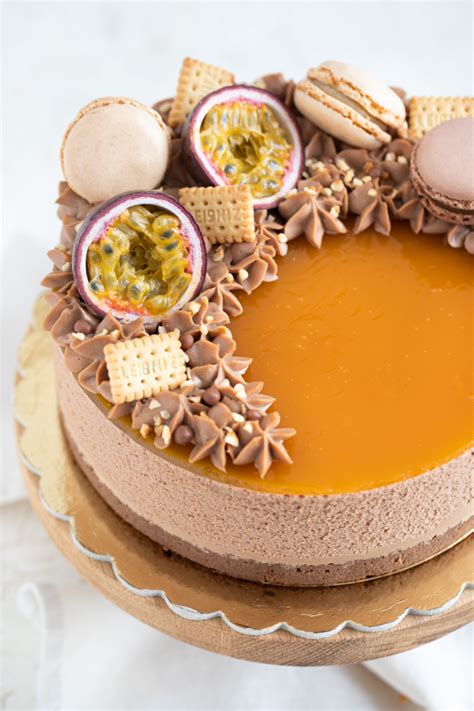 Pasijonkina torta s sloji kreme in želeja
