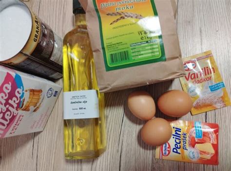 Pripravljene sestavine za biskvit in preliv