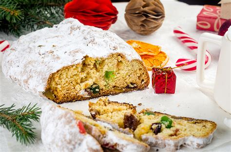 Sestavine za peko Stollen kruha: suho sadje, maslo, moka, kvas