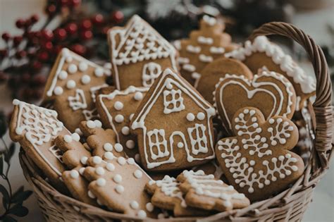 Fotografija različnih nemških medenjakov (Lebkuchen) in drugih božičnih piškotov