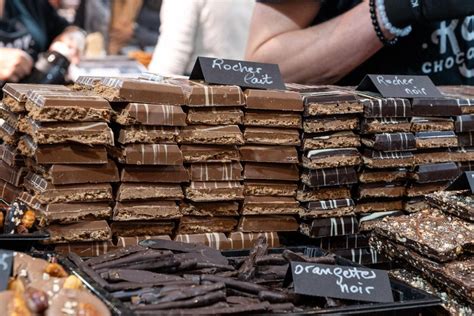 različne vrste čokolade na polici, ki ponazarjajo razliko med jedilno in gurmansko