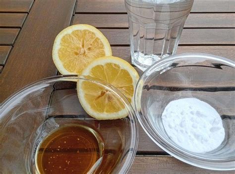 fotografija sestavin: cimet, limona, med, soda bikarbona, voda