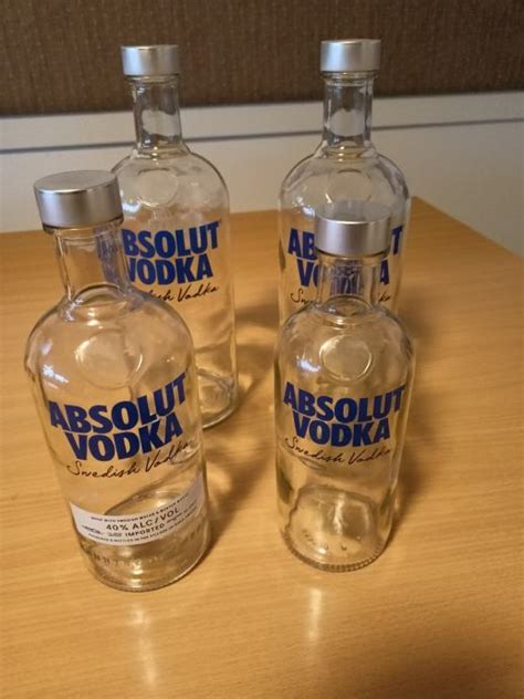 slika steklenice krompirjevega žganja ali vodke