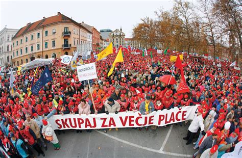 slika župana, ki nagovarja množico na praznovanju prvega maja