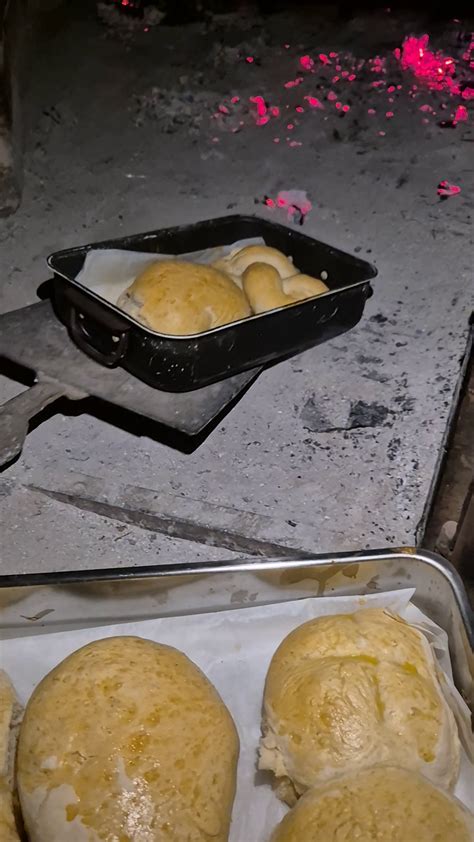 prikaz domačega pečenja kruha v rustikalni kuhinji