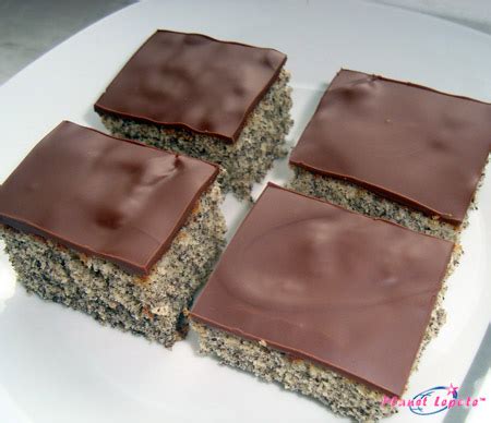 Tematska fotografija: sočne makove kocke prelite s čokoladno glazuro, narezane na kvadratke