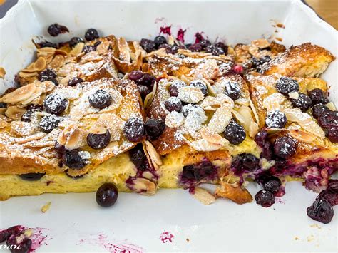 Ilustracija domače kuhinje s sestavinami za kruhov narastek