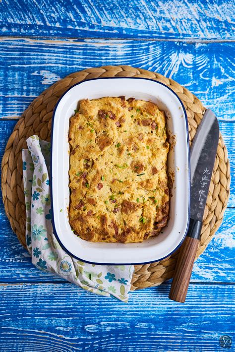 Pripravljen kruhov narastek s slanino in sirom, narezan na kose