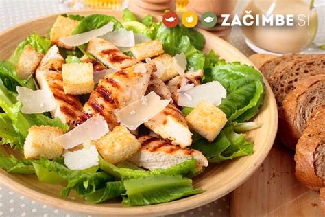 Skleda s hrustljavimi domačimi krutoni