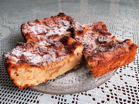 Sestavine za kruhov narastek, pripravljene na delovni površini