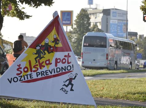 Tematska fotografija šolskega avtobusa, ki vozi po podeželju