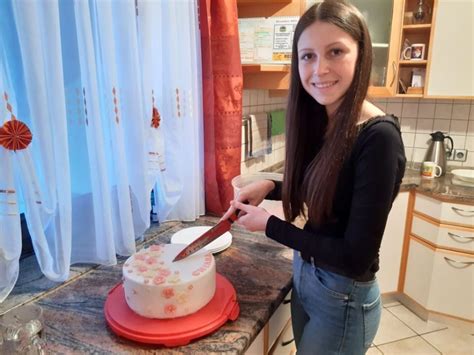 ilustracija mlade ženske, ki peče veganske torte, s poudarkom na svežih sestavinah in nasmehom
