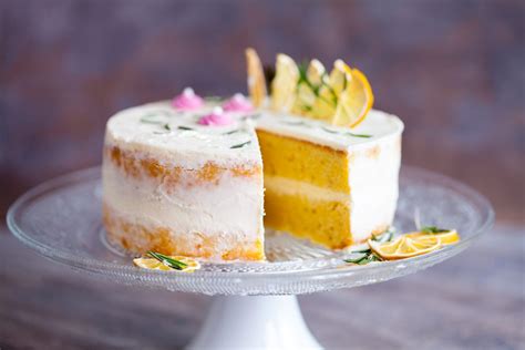 fotografija osvežilne veganske limonine torte, okrašene z limonino lupinico in rezinami