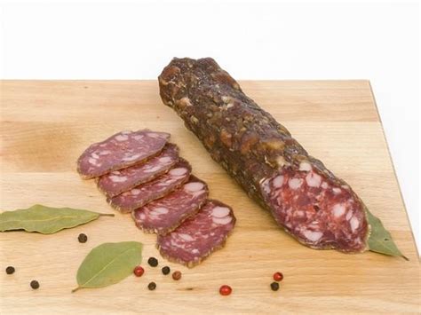 fotografija suhe madžarske salame, narezana na rezine