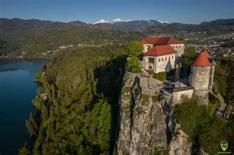 Zgodovinska fotografija Hotela Park na Bledu v rdeči barvi