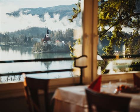 Restavracija v Hotelu Park Bled s pogledom na jezero med obrokom