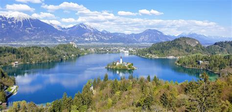 Gostje uživajo na terasi Hotela Park z razgledom na Blejsko jezero in grad