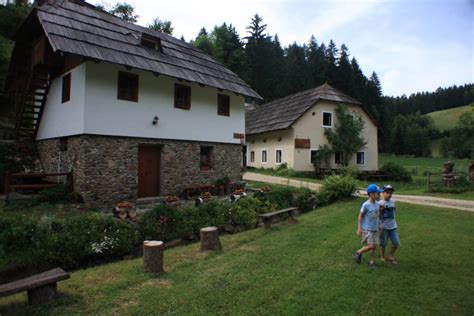 Zunanjost Okrepčevalnice PRIJATELJ na Ravnah na Koroškem