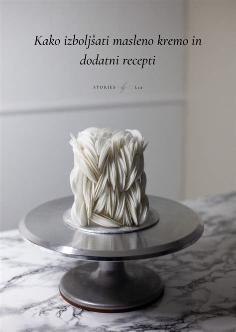 Fotografija torte, ki se dekorira z brizganjem maslene kreme