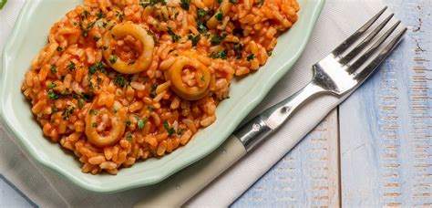 Pripravljena rižota z lignji na krožniku