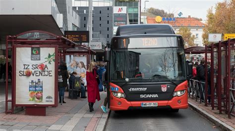 Tematska fotografija, ki prikazuje voznika avtobusa za volanom in potnike v avtobusu