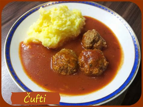 Čufte v paradižnikovi omaki s pire krompirjem