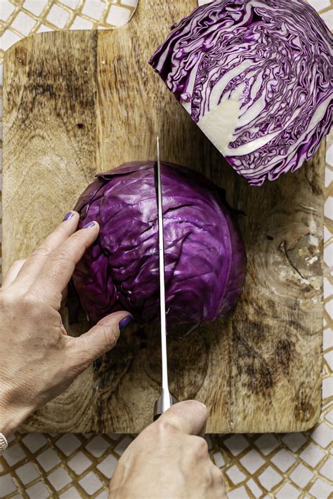 Infographic showing how to cut a red cabbage.