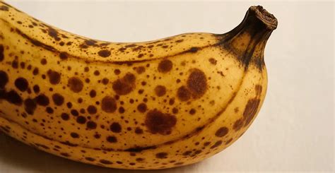 fotografija zrelih banan z rjavimi pikicami