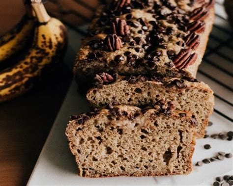 fotografija pečenega bananinega kruha v pekaču, posutega z orehi