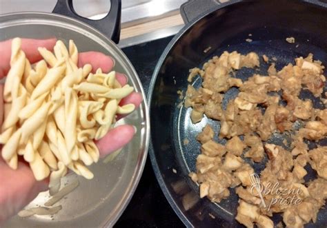 končni jed testenine z gobovo omako in piščancem