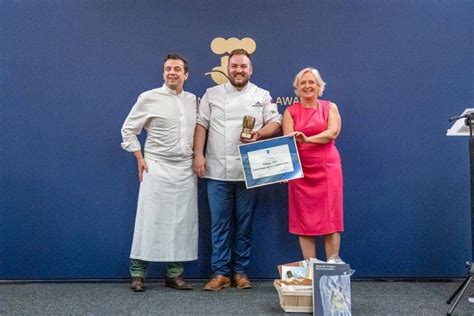 Boštjan Volk s pokalom European Young Chef Award