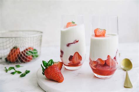 Jogurtov mousse z borovničevim prelivom in vzorcem