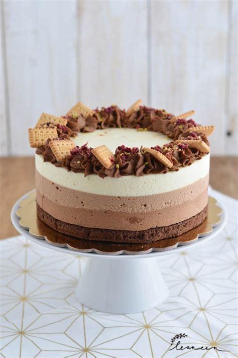 Temna čokoladna torta, ki spominja na piramido, z zlatimi okraski