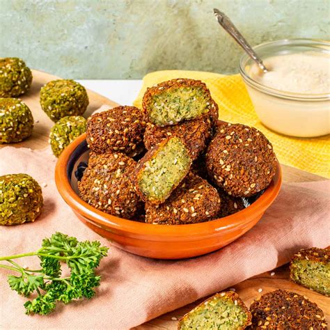 Fotografija Ta'ameje (falafela) v kruhu s tahinijem