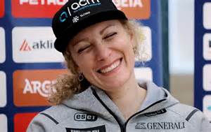 Portret Nika Tavčarja, ki s širokim nasmehom drži kuhalnico.