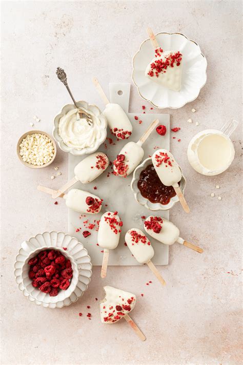 Fotografija: Oblivanje cake popsov s čokolado