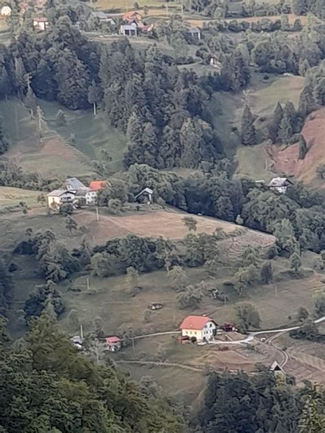 panoramski pogled na lokacijo Berryshka v naravnem okolju