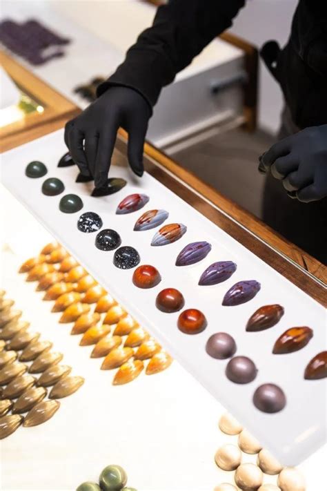 ročno izdelovanje čokoladnih pralinejev v Berryshki