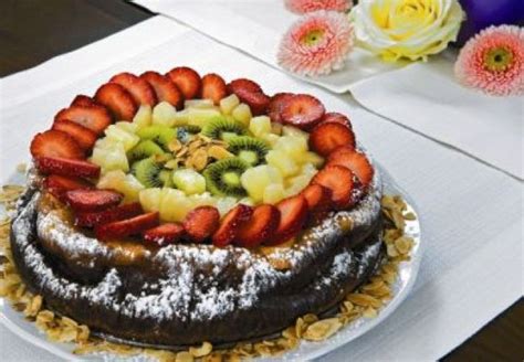 razkošna torta s čokoladnimi detajli in svežim sadjem